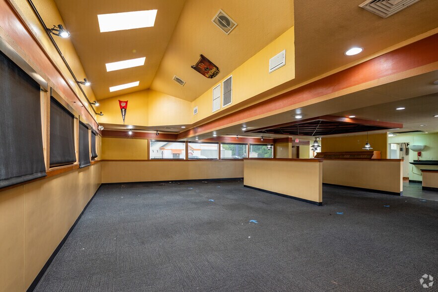 More Photos Of 354 Kimball Crossing Dr, Kimball Restaurant For Sale