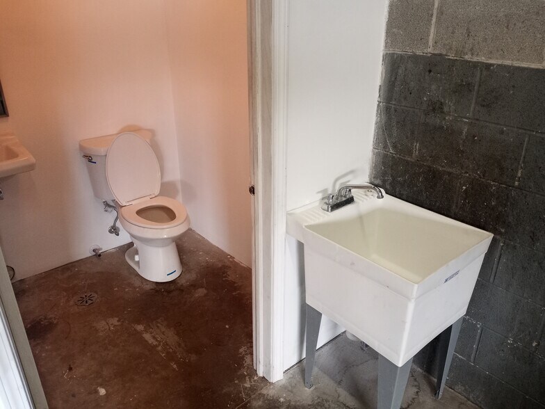 More Photos Of 4609-4621 W Belmont Ave, Chicago Auto Repair For Lease