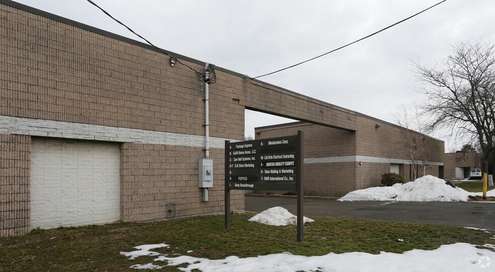 More Photos Of 561 Acorn St, Deer Park Warehouse For Lease