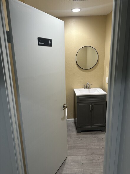 More Photos Of 11420 N Woodside Ave, Santee Warehouse For Lease