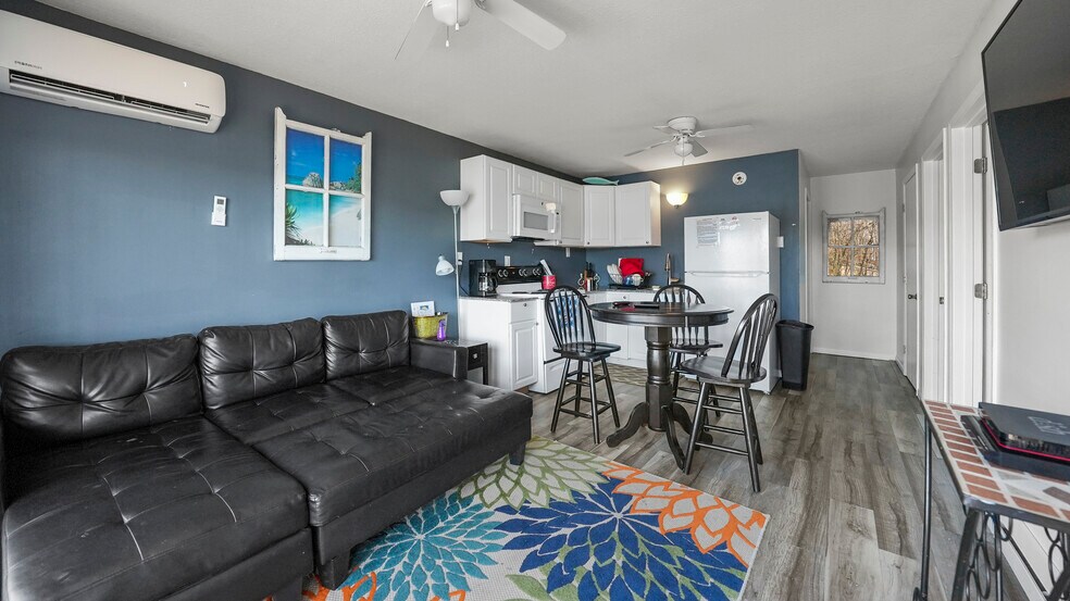 More Photos Of 91 Breeze Dr, Camdenton Hotel For Sale