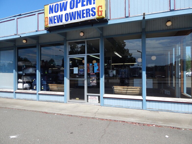 More Photos Of 470 NE Garden Valley Blvd, Roseburg Storefront Retail Office For Sale