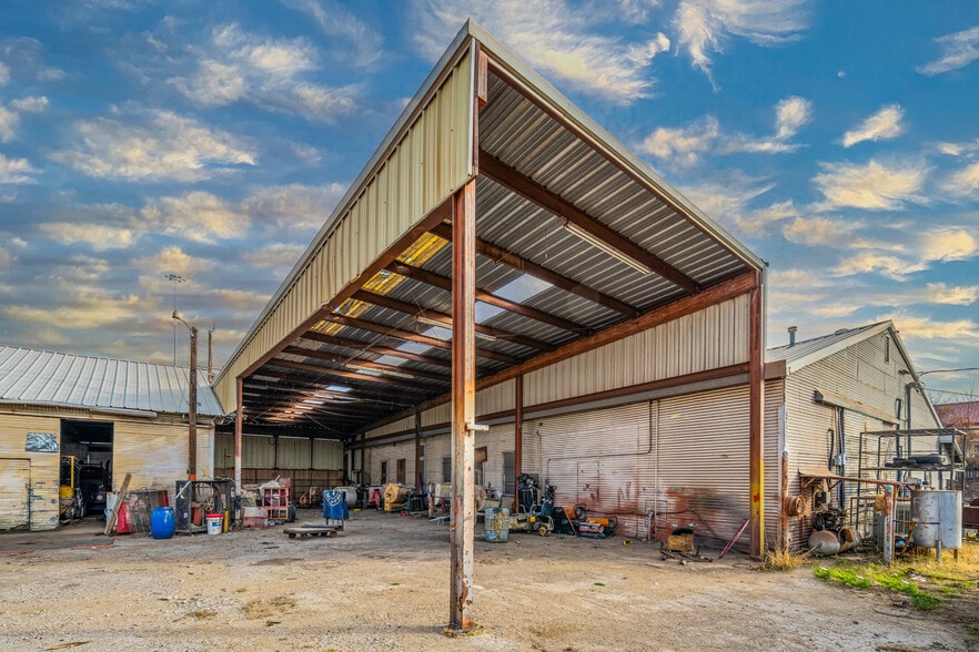 More Photos Of 1808 Bomar Ave, Fort Worth General Retail For Sale