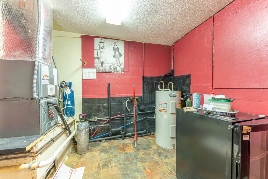 More Photos Of 15 Main St, Mammoth Spring Service Station For Sale