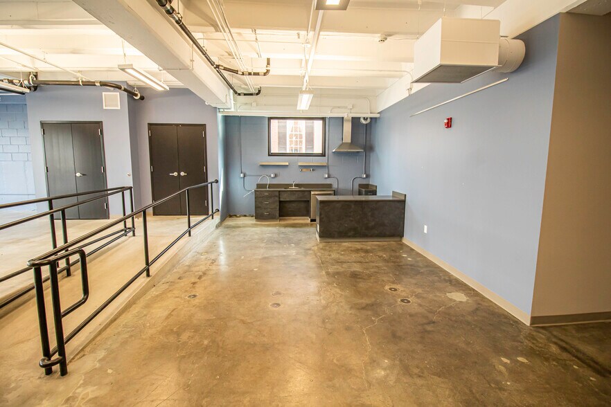 More Photos Of 615 Ferry St, Lafayette Office For Lease