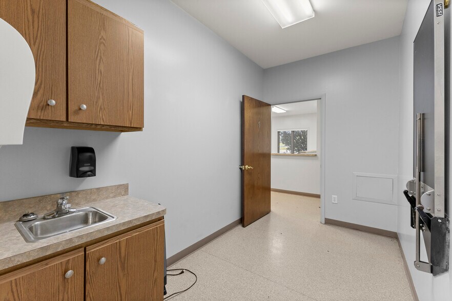 More Photos Of 435 Sumpter rd, Belleville Hospital For Sale