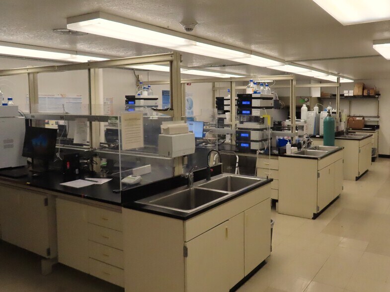 More Photos Of 1910-1920 5th St, Davis Light Manufacturing For Sale