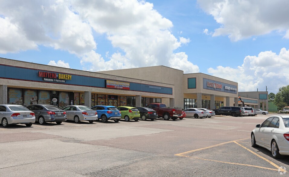 More Photos Of 13030-13190 Veterans Memorial Dr, Houston Unknown For Lease