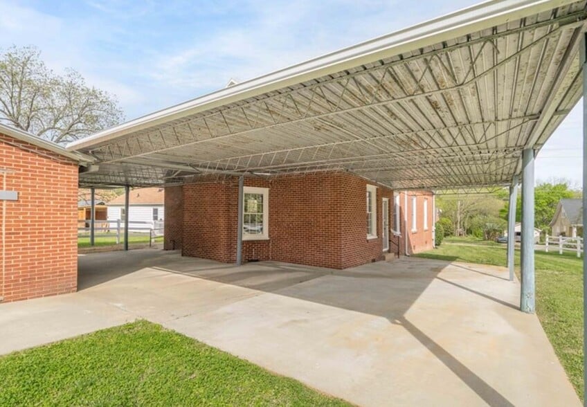 More Photos Of 511 James St, Burlington Religious Facility For Sale