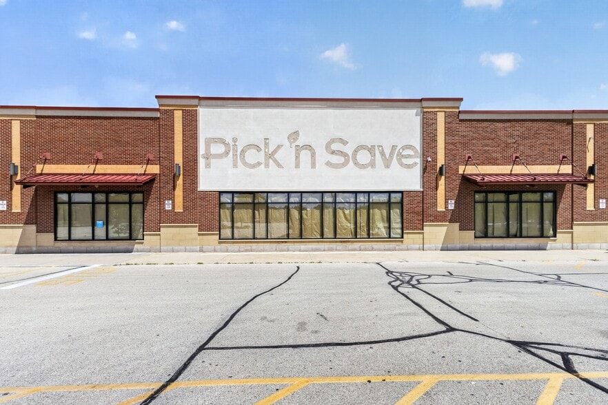 More Photos Of 2931 S Chicago Ave, South Milwaukee Supermarket For Sale