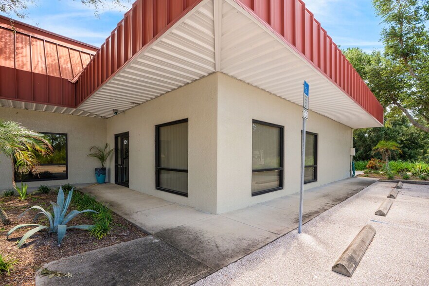 More Photos Of 2555 Porter Lake Dr, Sarasota Light Manufacturing For Sale