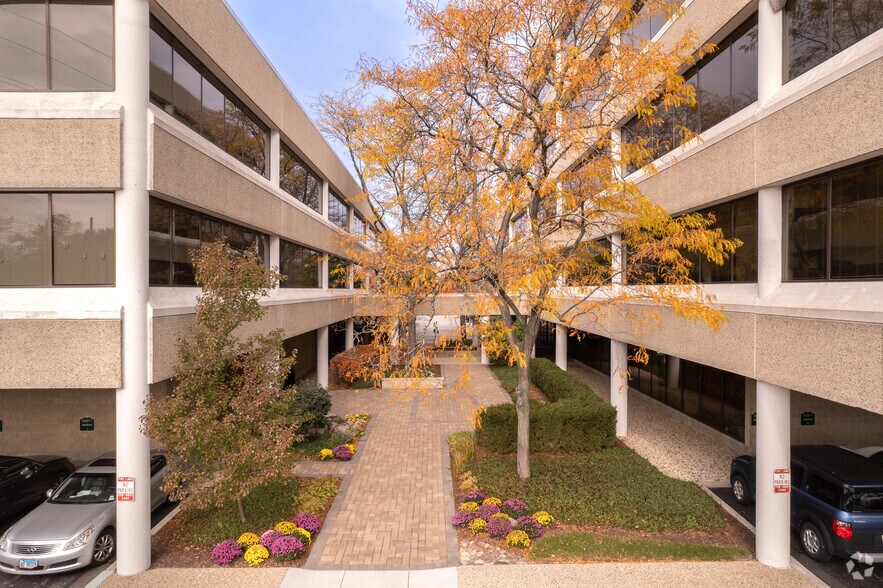 More Photos Of Northfield Plz, Northfield Office For Lease