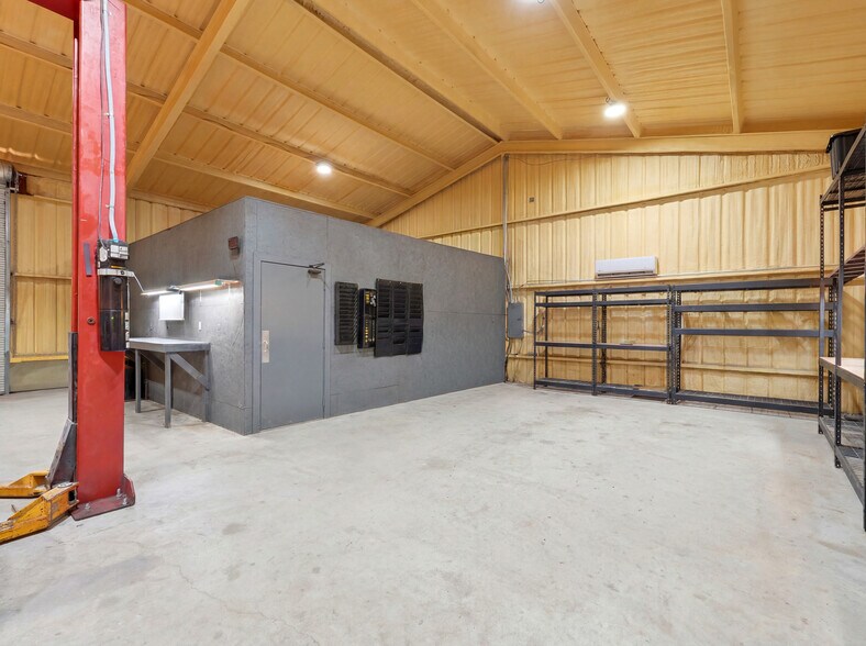 More Photos Of 117 Business Dr W, Kerrville Warehouse For Sale