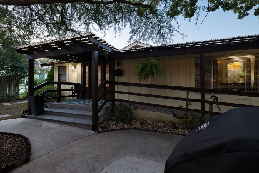 More Photos Of 504 Tivy St, Kerrville Flex For Sale