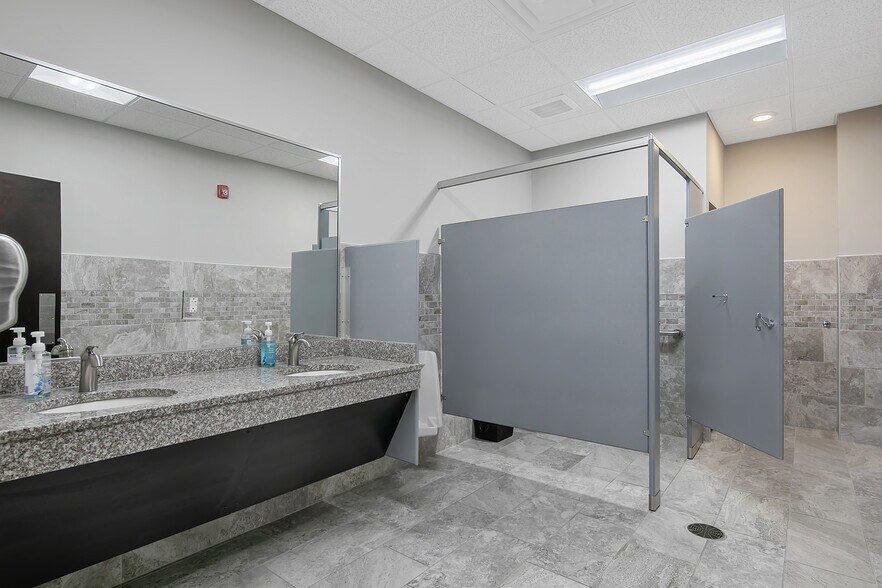 More Photos Of 2847 Bridgewood Dr, Fayetteville Office For Sale