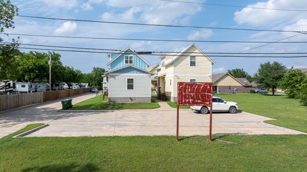 More Photos Of 1804 SW Barnard St, Glen Rose Apartments For Sale