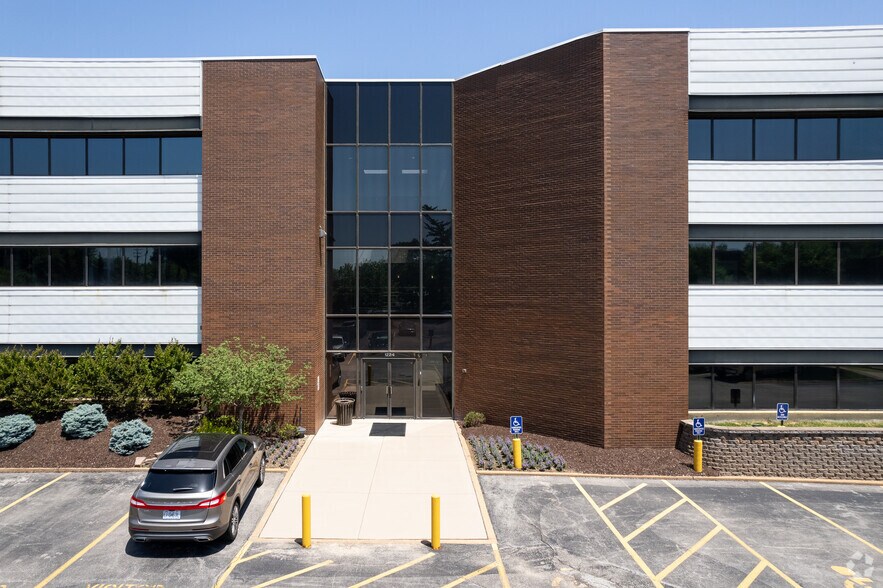 More Photos Of 1224 Fern Ridge Pky, Saint Louis Unknown For Lease