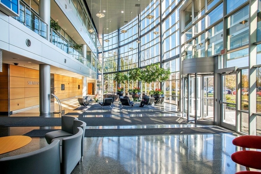 More Photos Of 13640-13690 Riverport Dr, Maryland Heights Office For Lease