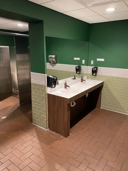 More Photos Of 410 S Clippert St, Lansing Restaurant For Sale