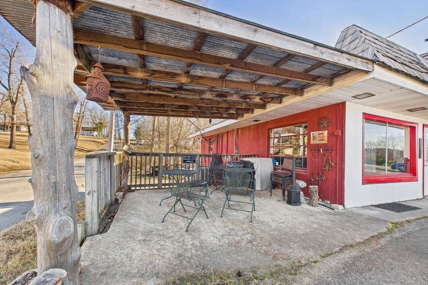 More Photos Of 1603 Central Blvd, Bull Shoals Restaurant For Sale