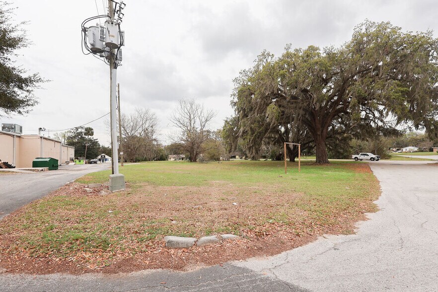 More Photos Of 5810-5840 SE Abshier Blvd, Belleview Storefront For Lease