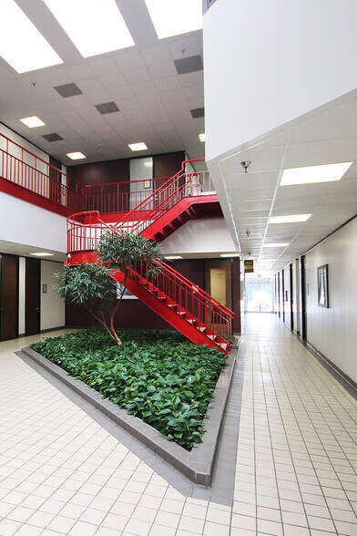 More Photos Of 16903 Red Oak Dr, Houston Office For Lease