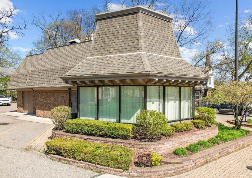 More Photos Of 33604 Grand River Ave, Farmington Office For Sale