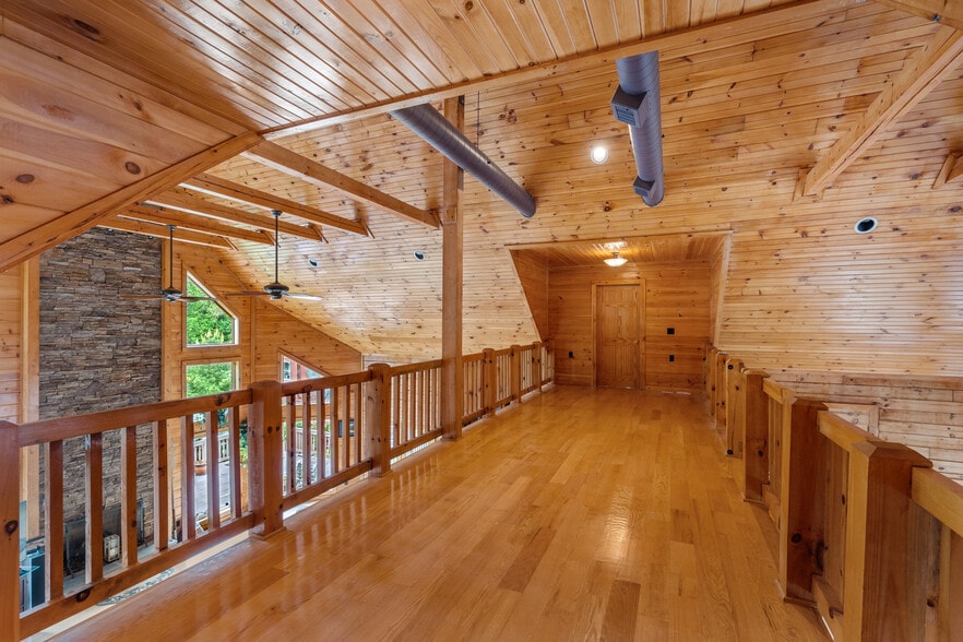 More Photos Of 11501 Popes Head Rd, Fairfax Garden Center For Sale