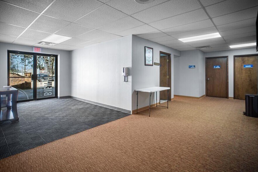 More Photos Of 910 SE 14th St, Bentonville Office For Sale