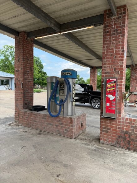 More Photos Of 931 E Dallas Ave, Cooper Self Storage For Sale