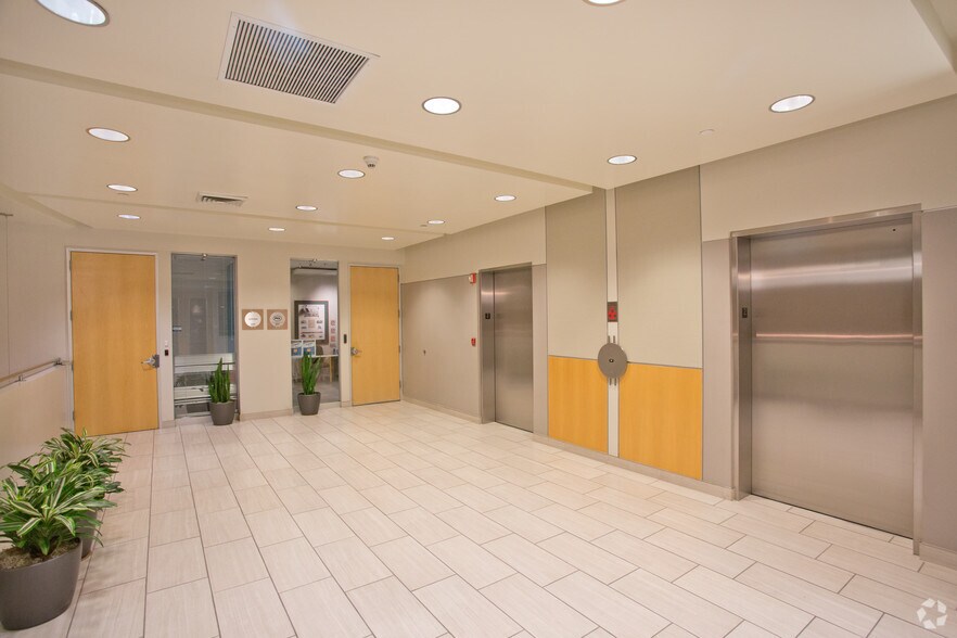 More Photos Of 1711 W Greentree Dr, Tempe Office For Lease