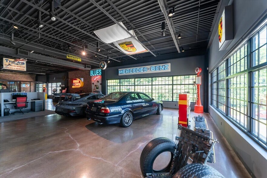 More Photos Of 85 Pine Hollow Rd, Oyster Bay Showroom For Lease