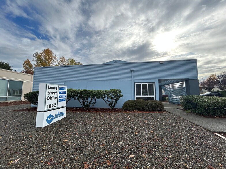More Photos Of 1042 W James St, Kent Office For Lease