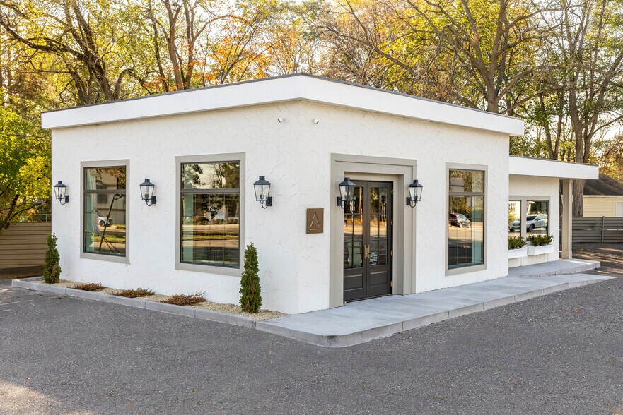 Primary Photo Of 1986 Highway 96 E, White Bear Lake Freestanding For Lease