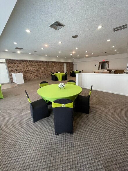 More Photos Of 8016 Arlington Expy, Jacksonville Hotel For Lease