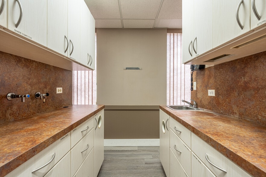 More Photos Of 47 W Dundee Rd, Wheeling Medical For Sale