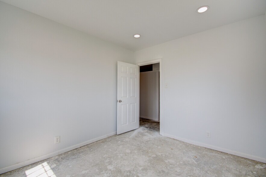 More Photos Of 7002 Bissell Rd, Manvel Manufacturing For Lease