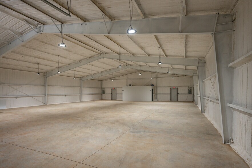 More Photos Of 8610 N Classen Blvd, Oklahoma City Warehouse For Lease