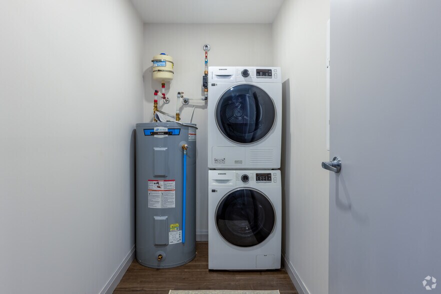 More Photos Of 16 Queen St W, Cambridge Apartments For Lease