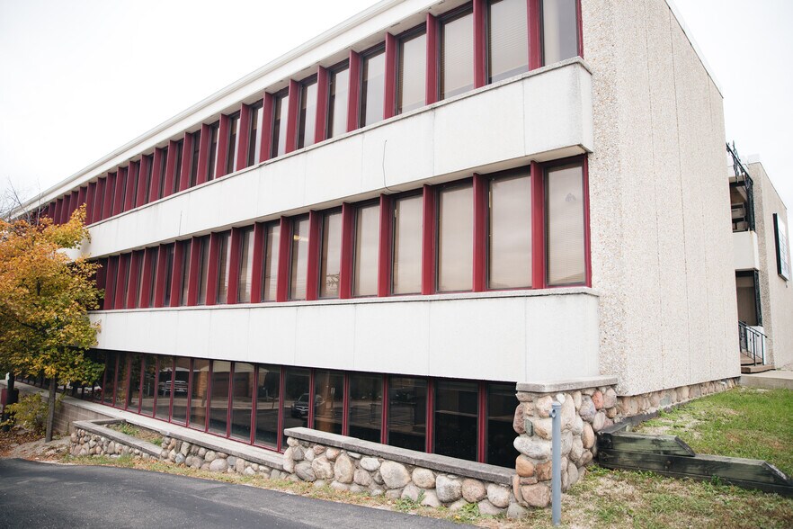 More Photos Of 10721 W Capitol Dr, Milwaukee Office For Lease