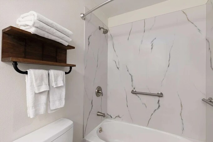 More Photos Of 112 Rock Bridge Rd, Dothan Hotel For Sale