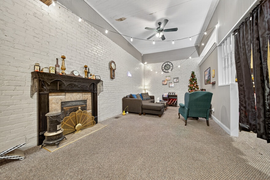 More Photos Of 109 7th Ave E, Springfield Flex For Sale