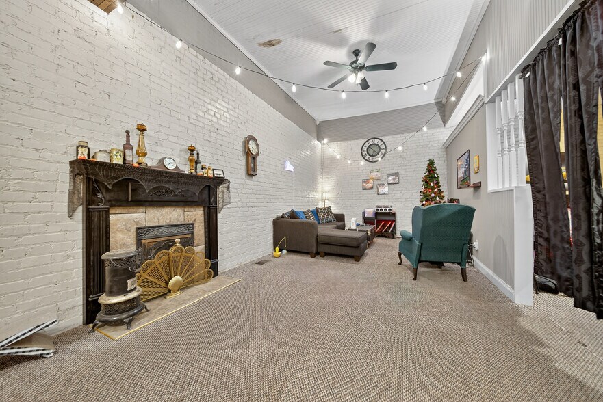 More Photos Of 109 7th Ave E, Springfield Flex For Sale