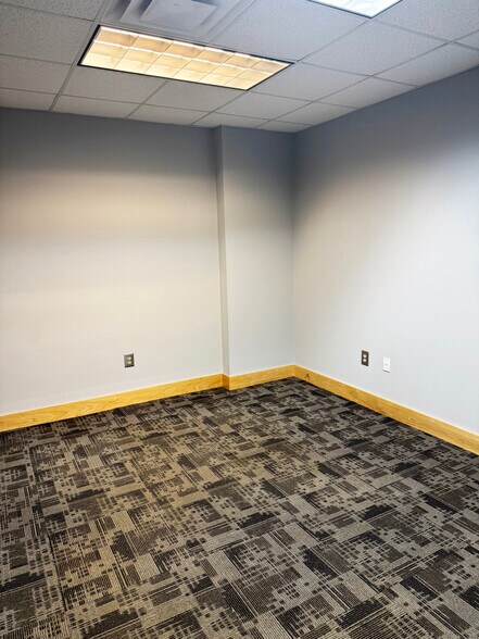 More Photos Of 220 N Davidson St, Indianapolis Research And Development For Lease