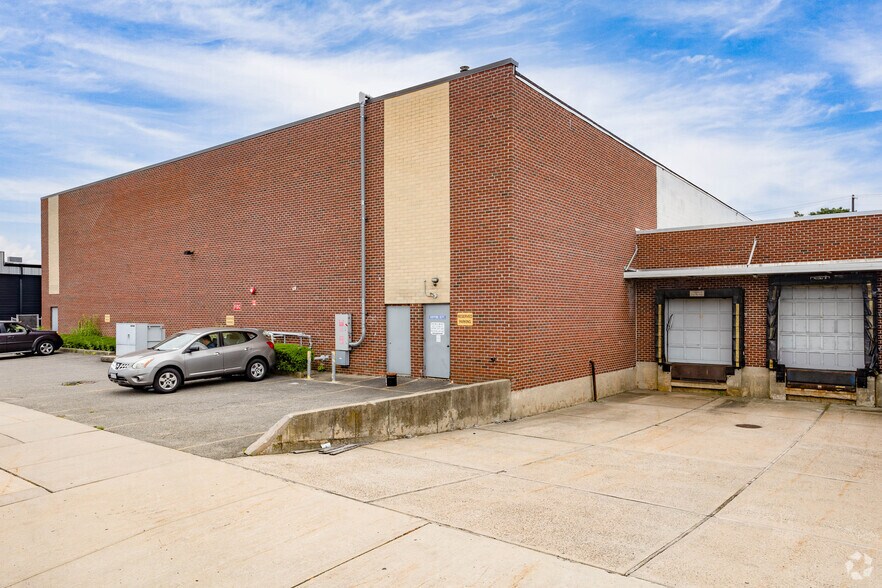 Primary Photo Of 11 E 2nd St, Mineola Warehouse For Lease