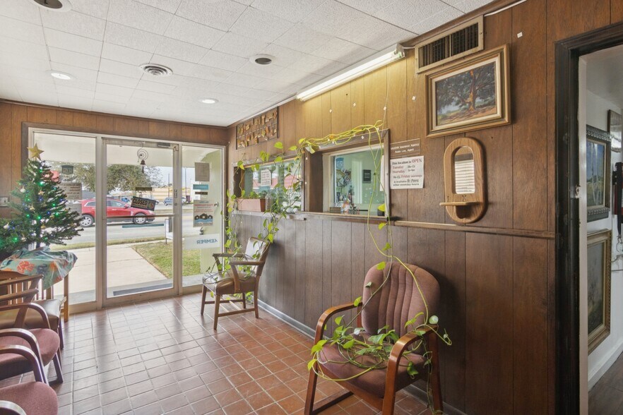 More Photos Of 510 College Ave, South Houston Office For Sale