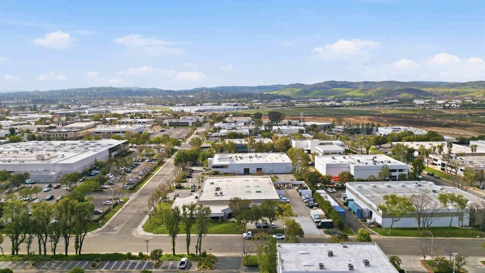 More Photos Of 8 Holland, Irvine Warehouse For Lease