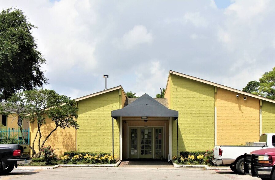 More Photos Of 12803 Northborough Dr, Houston Apartments For Sale