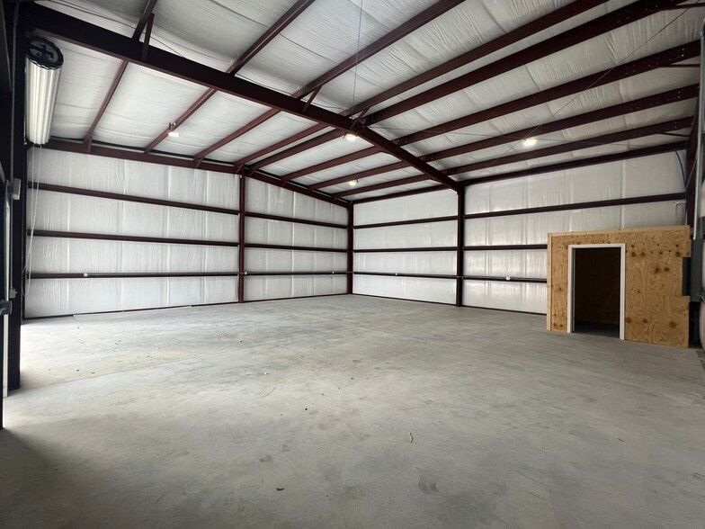 More Photos Of 201 N Palm St, Jesup Warehouse For Lease