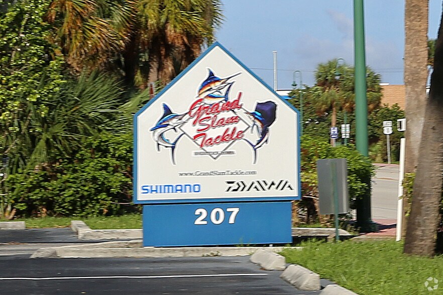 More Photos Of 207 E Blue Heron Blvd, Riviera Beach Office For Lease